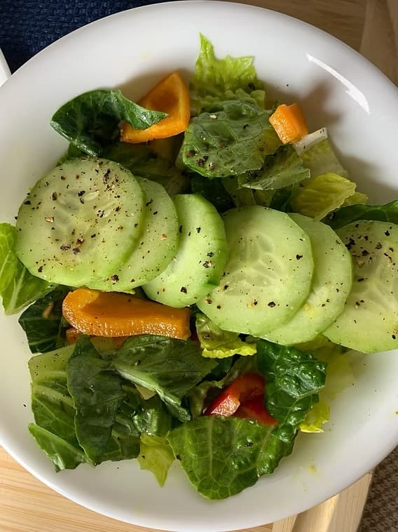 Refreshing Cucumber, Romaine, and Pepper Salad with Lemon Dressing
